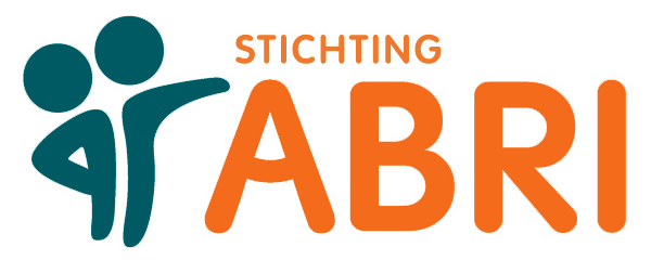 Het logo van Stichting ABRI met naam en twee pratende figuurtjes.